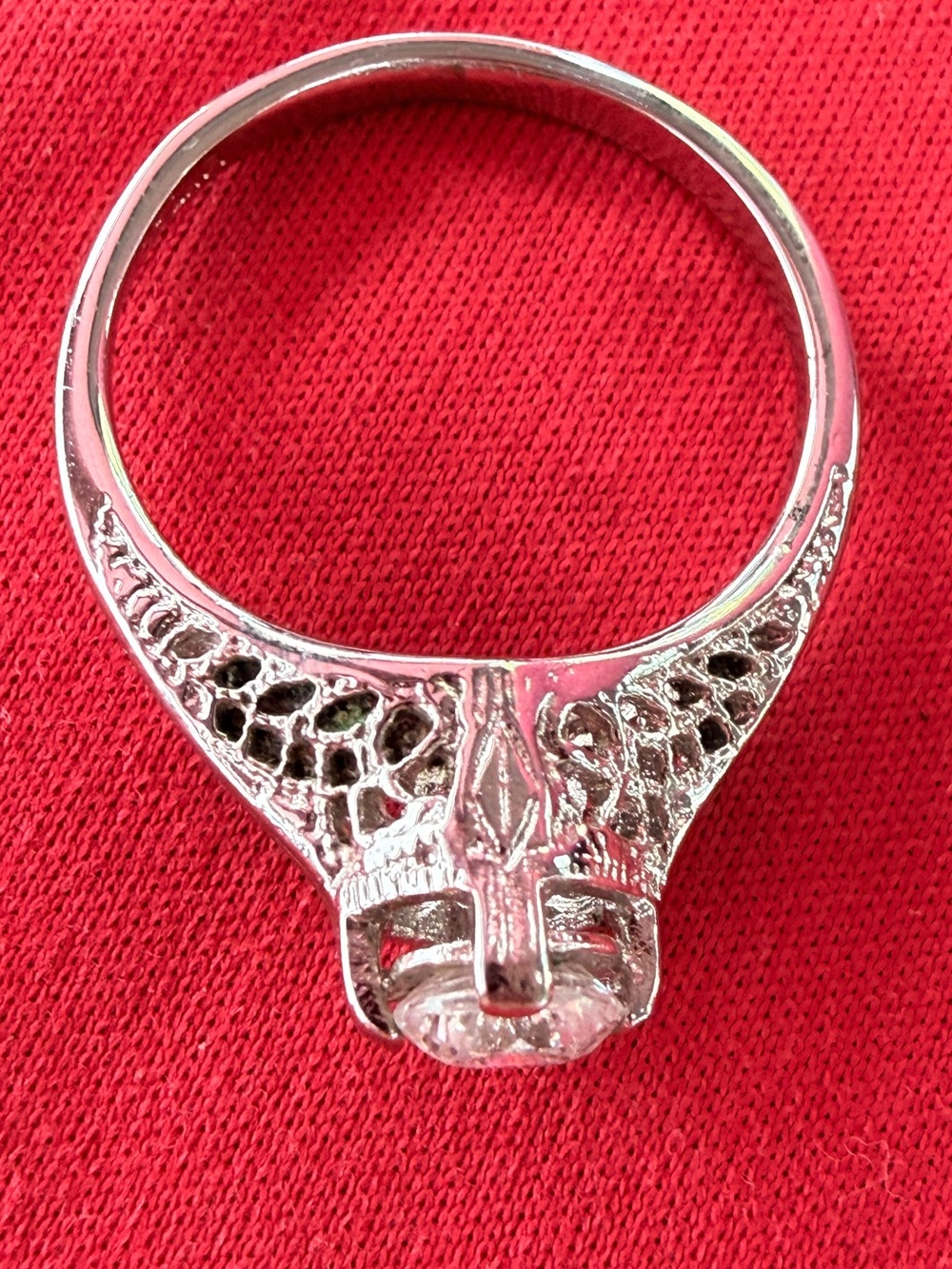 Art Deco-Solitaire Cound Brilliant Clear Stone in Filigree.Ring Sz7